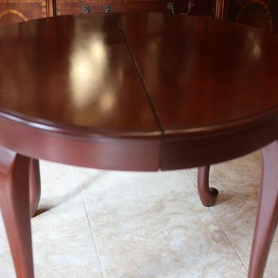 Beautiful Dining Table with (6) Chairs & (1) Leaf