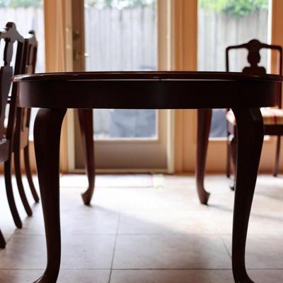 Beautiful Dining Table with (6) Chairs & (1) Leaf