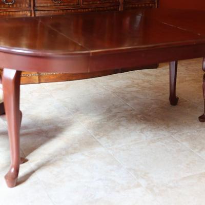 Beautiful Dining Table with (6) Chairs & (1) Leaf