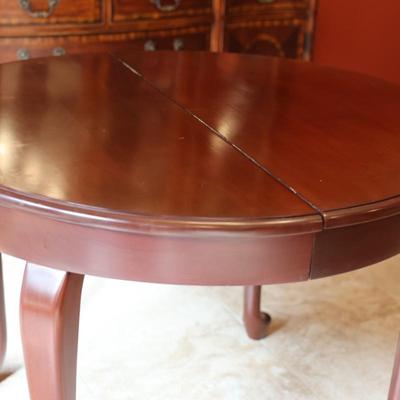 Beautiful Dining Table with (6) Chairs & (1) Leaf