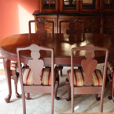 Beautiful Dining Table with (6) Chairs & (1) Leaf