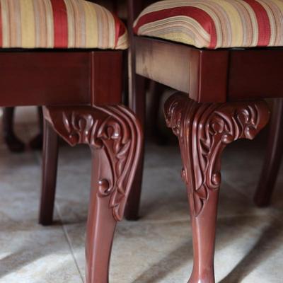 Beautiful Dining Table with (6) Chairs & (1) Leaf