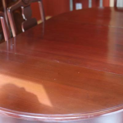 Beautiful Dining Table with (6) Chairs & (1) Leaf