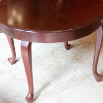 Beautiful Dining Table with (6) Chairs & (1) Leaf