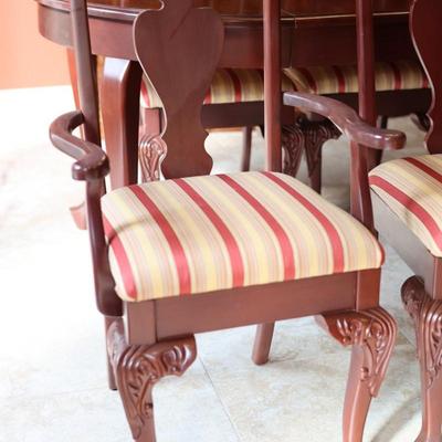 Beautiful Dining Table with (6) Chairs & (1) Leaf