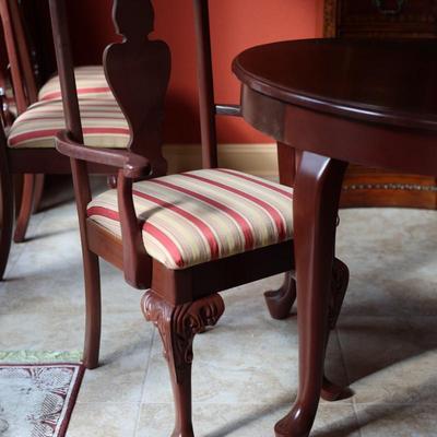 Beautiful Dining Table with (6) Chairs & (1) Leaf