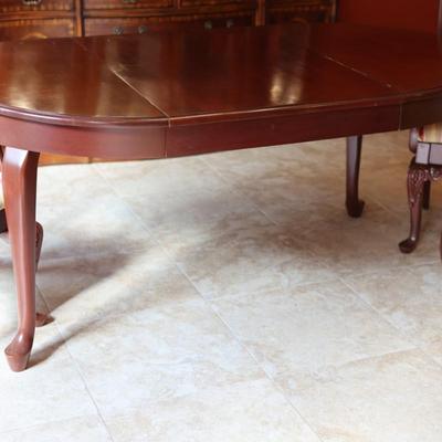 Beautiful Dining Table with (6) Chairs & (1) Leaf