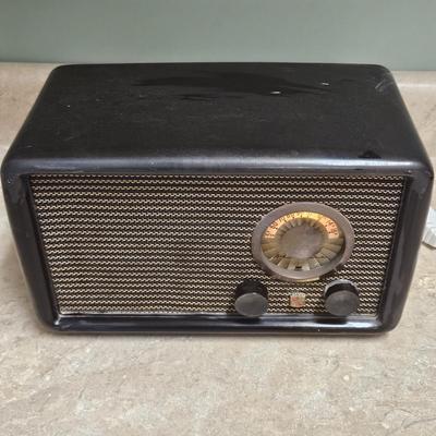 Montgomery Ward Airline AM Tube Radio (L-DW)
