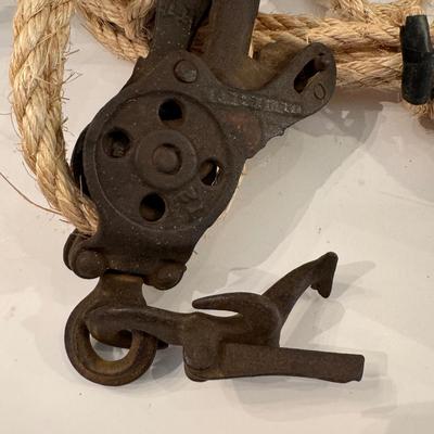 W1505 Antique Pulley with Rope