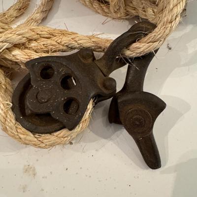 W1505 Antique Pulley with Rope