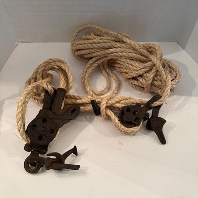 W1505 Antique Pulley with Rope