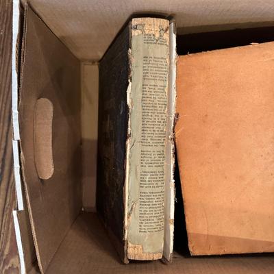 U1507 Antique Books Around the World Illustrated, and more