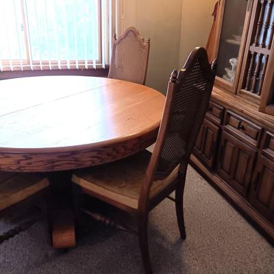 ANTIQUE PEDESTAL DINING TABLE ON WOOD CASTERS W/4 CHAIRS AND 3 LEAVES