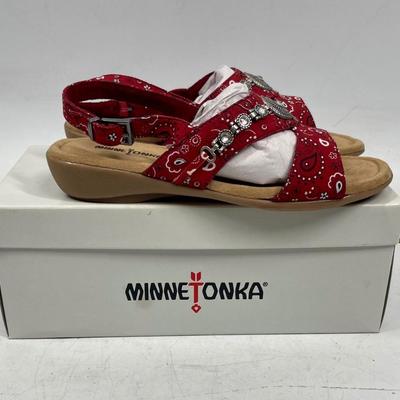 Minnetonka Womenâ€™s Red Bandana w/Silver Medallion Sandals NIB size 9 W