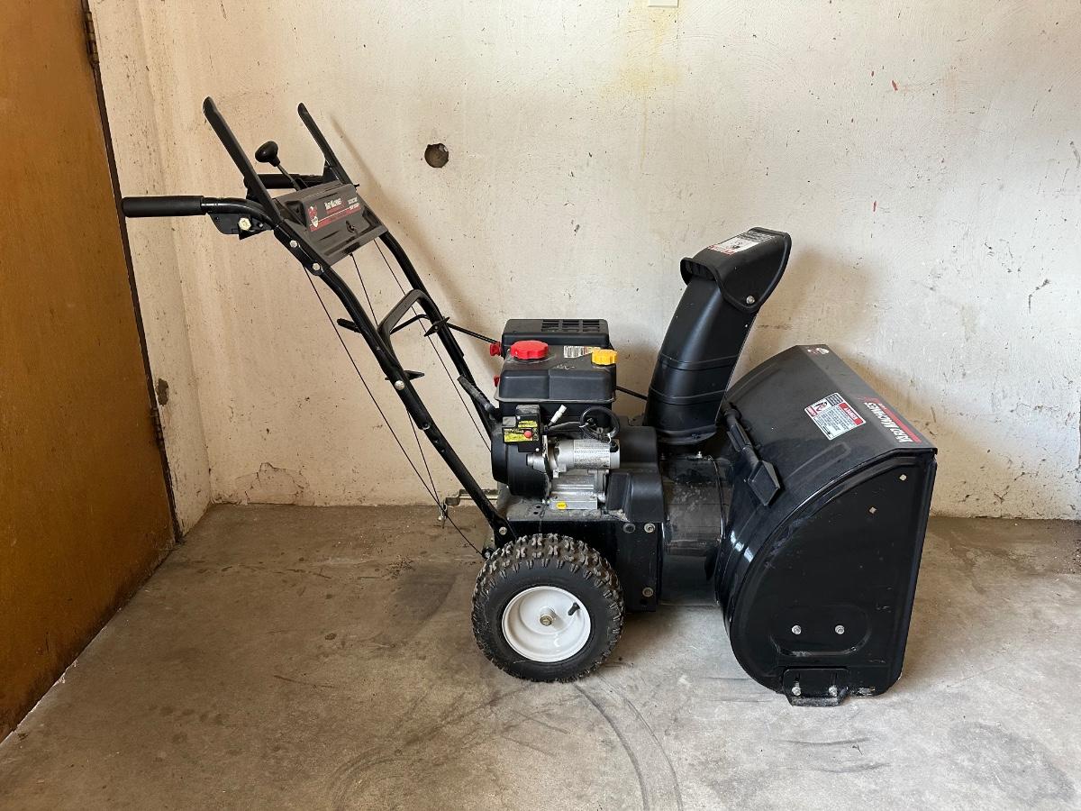 YARD MACHINES 24” ELECTRIC START SNOW THROWER 179cc | EstateSales.org