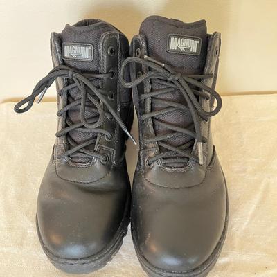 Womens Magnum Boots Sz. 8