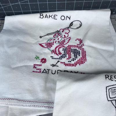 FABULOUS Rooster Embroidered Tea Towels, Days of the Week