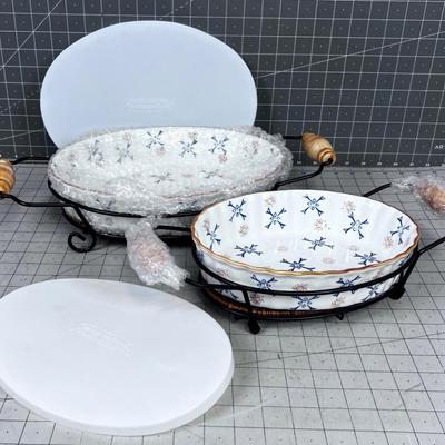 TEMPTATIONS NEW Presentable Ovenware - with Wire holders and Lids for the Ceramic Dish (2)