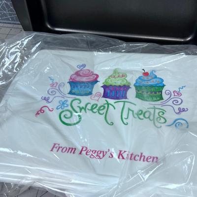 2 Baking Pans with Customized Lids