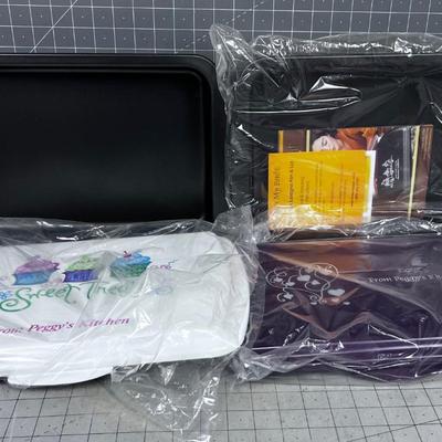 2 Baking Pans with Customized Lids