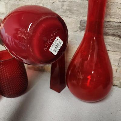 Red vase lot