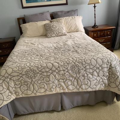 Full/Queen bed spread with pillows