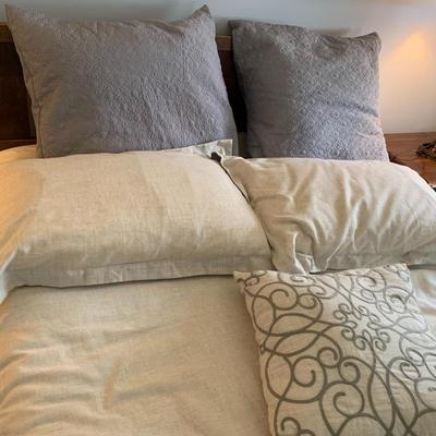 Full/Queen bed spread with pillows