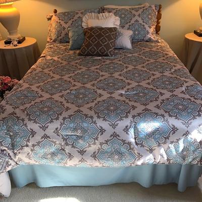 Full/queen bedspread with pillows set