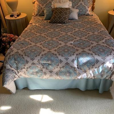 Full/queen bedspread with pillows set