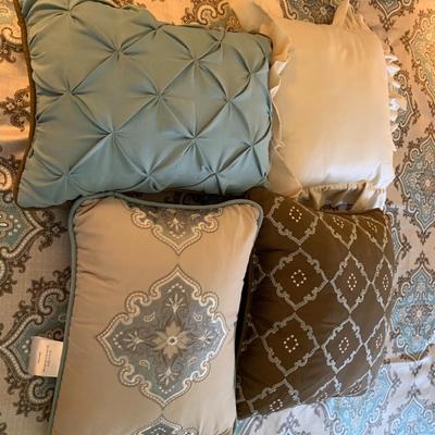 Full/queen bedspread with pillows set