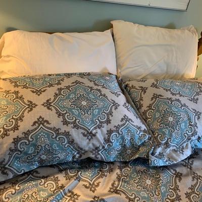 Full/queen bedspread with pillows set