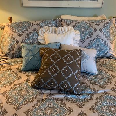 Full/queen bedspread with pillows set