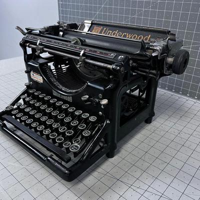 UNDERWOOD Antique Typewriter