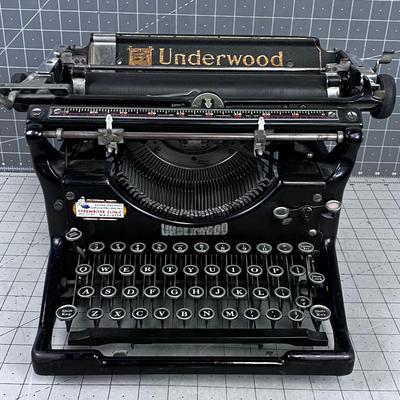 UNDERWOOD Antique Typewriter