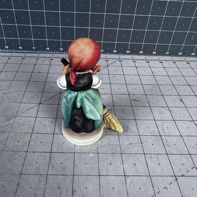 Hummel #171 Sweeping Girl