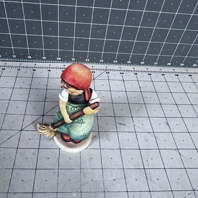 Hummel #171 Sweeping Girl