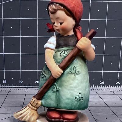 Hummel #171 Sweeping Girl