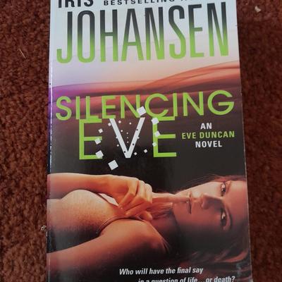 Assortment of softback books - Iris Johansen