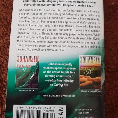 Assortment of softback books - Iris Johansen
