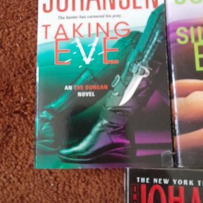Assortment of softback books - Iris Johansen