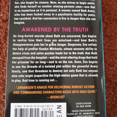 Assortment of softback books - Iris Johansen