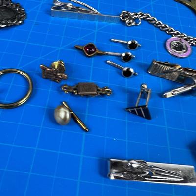 Mixed Bunch of Men's Jewelry: Tie Clips, Cuff Links, Key Chains Etc.