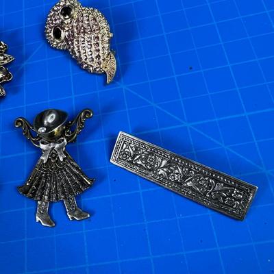 5 Vintage Brooches COLLECTIBLE! 