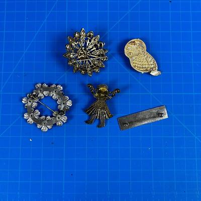 5 Vintage Brooches COLLECTIBLE! 