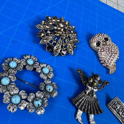 5 Vintage Brooches COLLECTIBLE! 