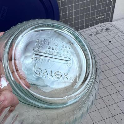 Nested Pyrex Set with 2 lids 