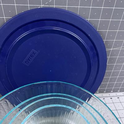 Nested Pyrex Set with 2 lids 