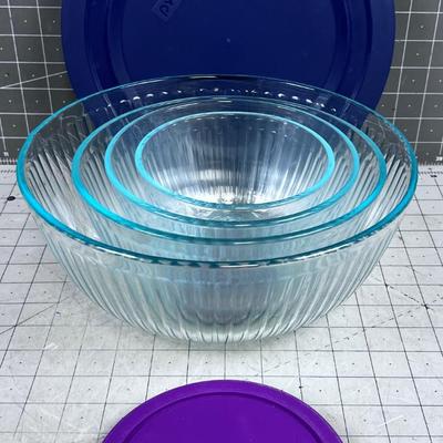 Nested Pyrex Set with 2 lids 