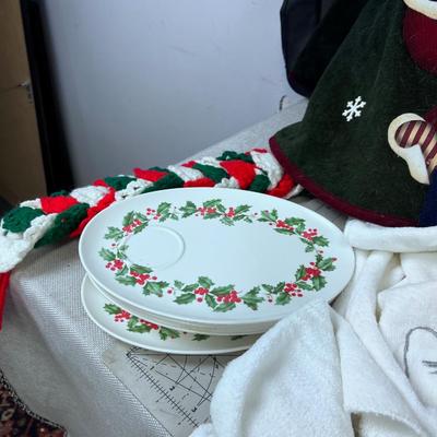 LARGE LOT OF CHRISTMAS STUFF
