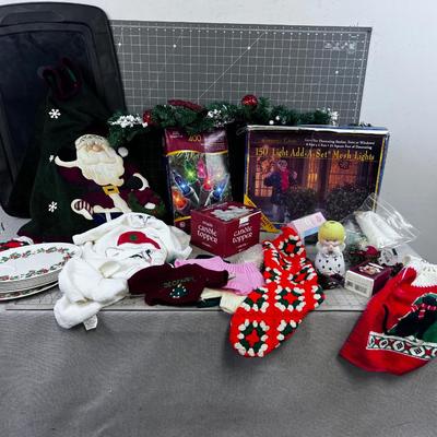 LARGE LOT OF CHRISTMAS STUFF